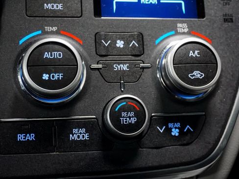 Used 2019 Toyota Sienna XLE Premium FWD image 40