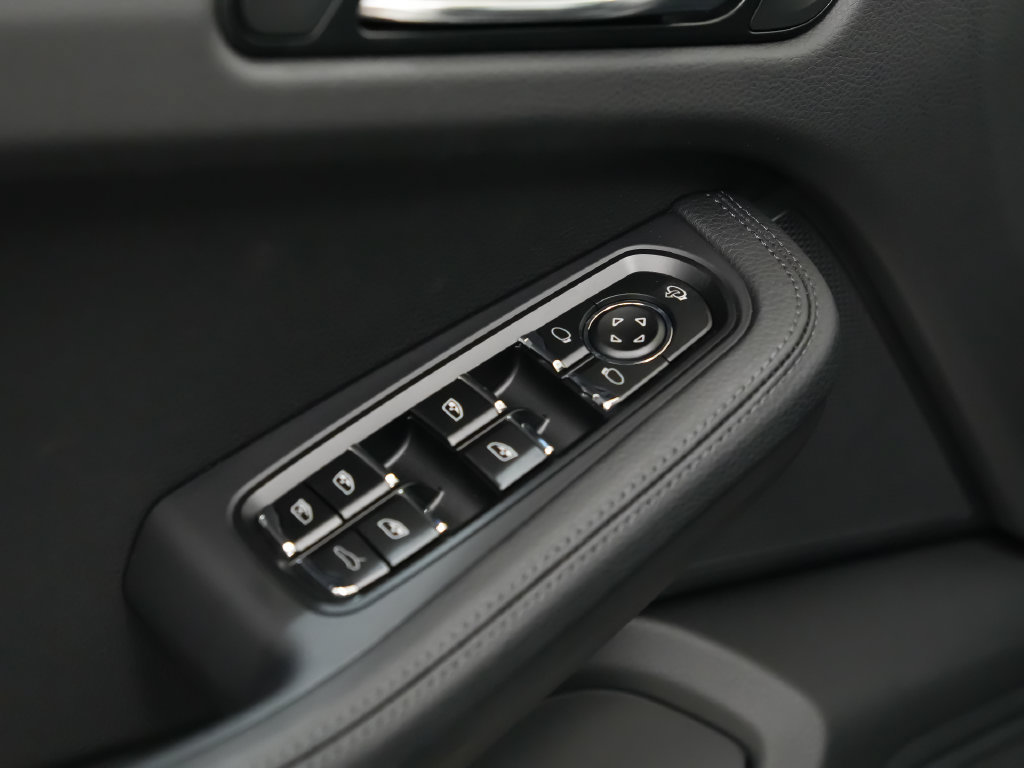 Used 2026 Porsche Macan AWD/4WD image 23
