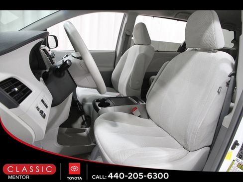 Used 2012 Toyota Sienna LE w/ Towing Pkg image 5