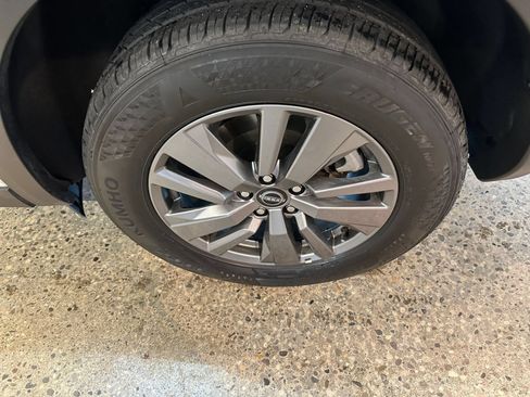 Used 2025 Nissan Pathfinder SV FWD image 32