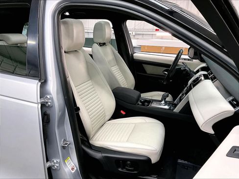 Used 2023 Land Rover Discovery Sport SE image 9