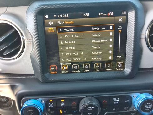 Used 2022 Jeep Wrangler Unlimited Sahara image 14