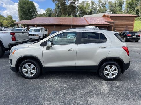 Used 2016 Chevrolet Trax LT w/ LT Sun and Sound Package AWD/4WD image 8