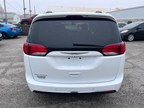Used 2018 Chrysler Pacifica Touring-L image 4