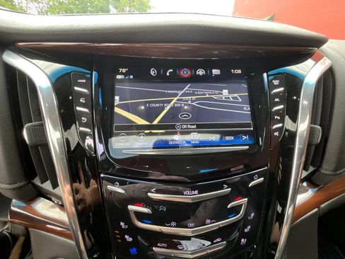 Used 2017 Cadillac Escalade Luxury AWD/4WD image 38