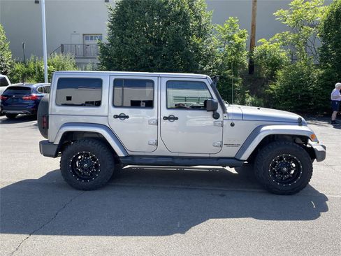 Used 2014 Jeep Wrangler Unlimited Sahara w/ Max Tow Package AWD/4WD image 3