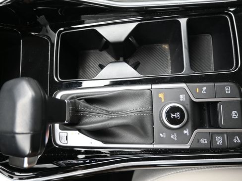 Used 2025 Kia Sorento SX image 19