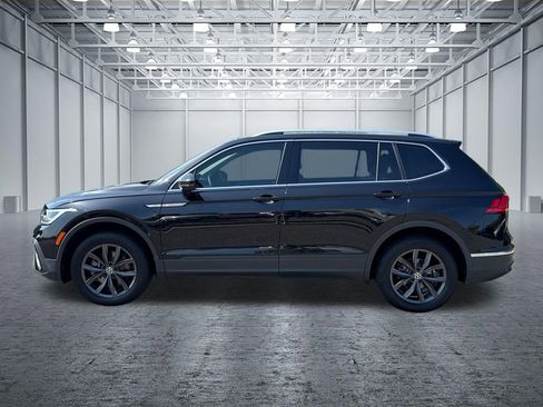 Used 2023 Volkswagen Tiguan SE w/ Panoramic Sunroof Package FWD image 4