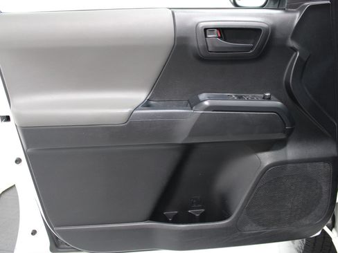 Used 2017 Toyota Tacoma SR RWD image 11