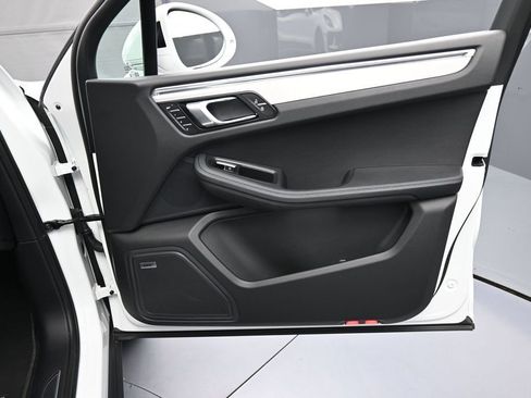 Certified 2026 Porsche Macan AWD/4WD image 29