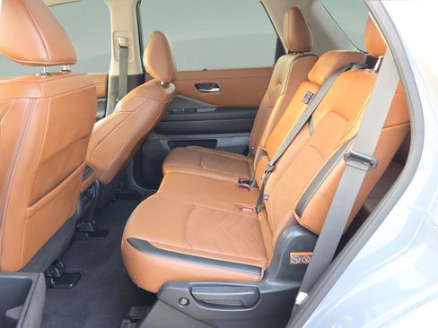 Used 2024 Nissan Pathfinder Platinum w/ Cargo Package image 11