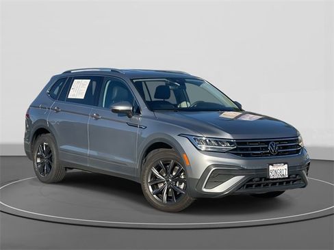 Used 2022 Volkswagen Tiguan SE image 1