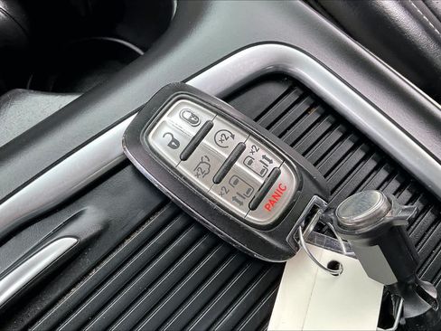 Used 2023 Chrysler Pacifica Touring-L FWD image 13