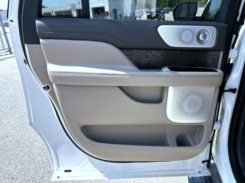 Used 2022 Lincoln Navigator L Reserve AWD/4WD image 17