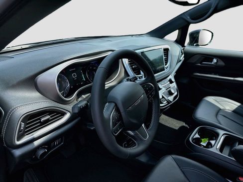 New 2027 Chrysler Pacifica Select AWD/4WD image 16