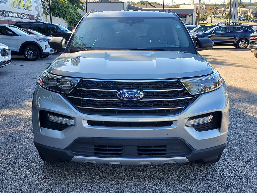 Used 2021 Ford Explorer XLT w/ Equipment Group 202A AWD/4WD image 2