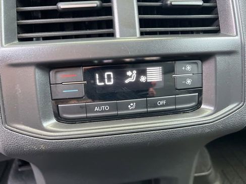 Used 2023 Volkswagen Atlas SEL AWD/4WD image 36