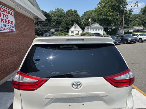 Used 2016 Toyota Sienna XLE FWD image 9