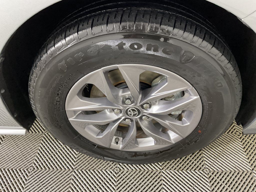 Used 2025 Toyota Sienna XLE FWD image 11