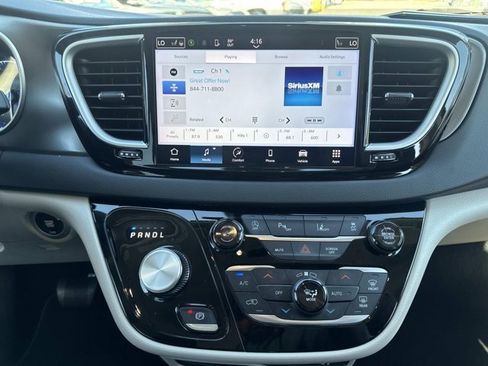Used 2024 Chrysler Pacifica Touring-L image 25