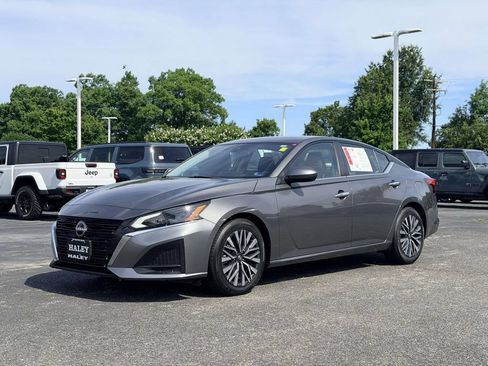 Used 2024 Nissan Altima 2.5 SV w/ SV Premium Package FWD image 5