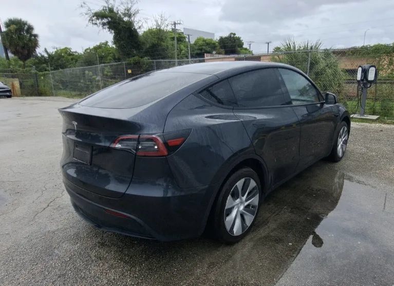 Used 2024 Tesla Model Y Long Range RWD image 3