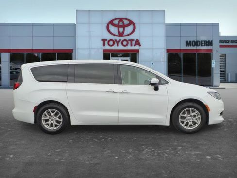 Used 2023 Chrysler Voyager LX FWD image 7