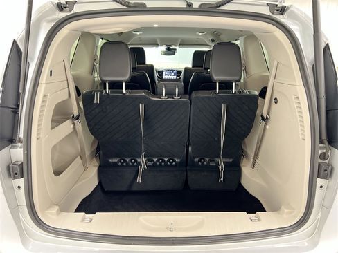 Used 2024 Chrysler Pacifica Touring-L image 23