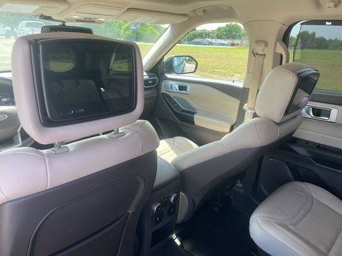 Used 2020 Ford Explorer Platinum w/ Premium Technology Package AWD/4WD image 25