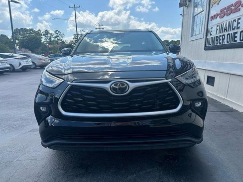 Used 2022 Toyota Highlander XLE AWD/4WD image 2