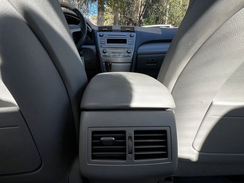 Used 2011 Toyota Camry XLE image 35