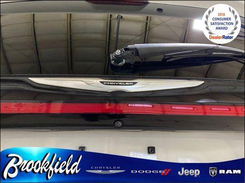 Used 2023 Chrysler Pacifica Touring image 10