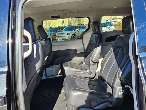 Used 2023 Chrysler Pacifica Touring-L image 7