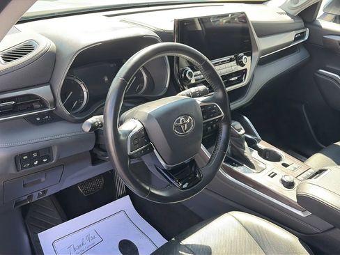 Used 2021 Toyota Highlander Limited image 10