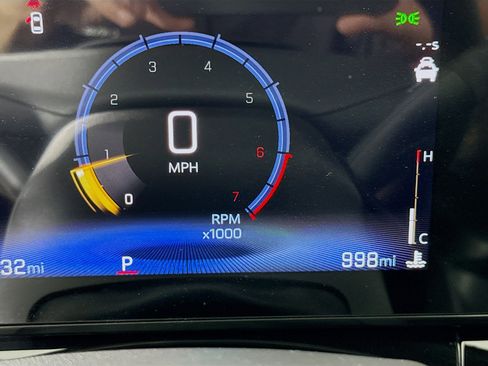 Used 2025 Chevrolet Trax RS w/ Sunroof Package FWD image 12