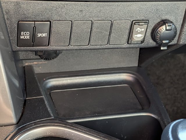 Used 2018 Toyota RAV4 XLE FWD image 16