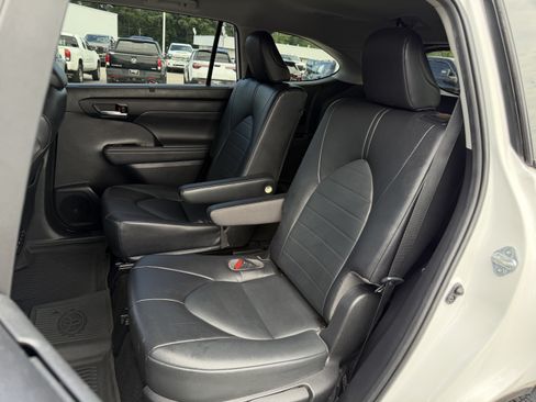 Used 2022 Toyota Highlander XLE FWD image 30