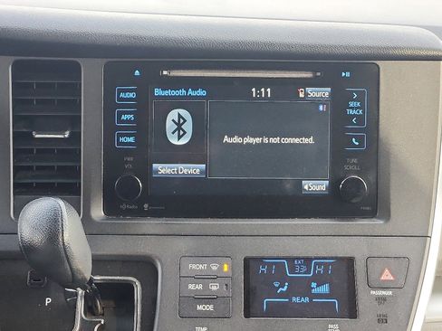 Used 2015 Toyota Sienna LE image 17