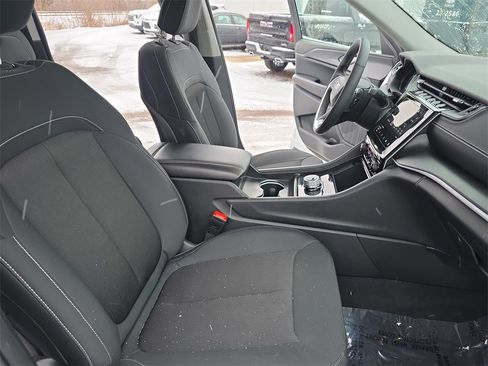 Used 2023 Jeep Grand Cherokee Laredo image 10