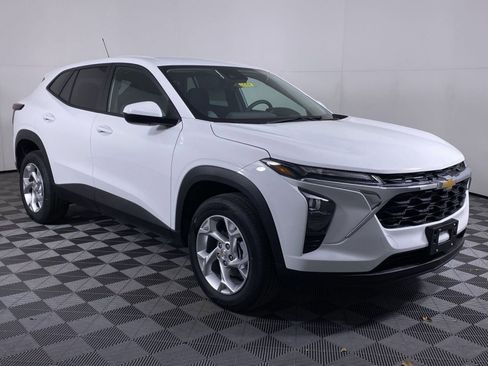 New 2026 Chevrolet Trax LS w/ LS Convenience Package FWD image 18