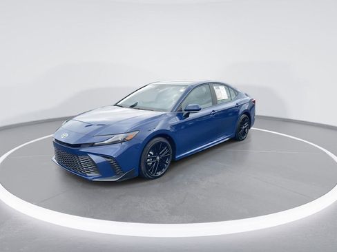 Used 2025 Toyota Camry SE image 4