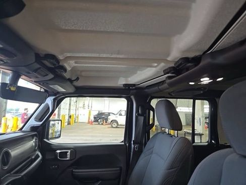 Used 2022 Jeep Gladiator Sport AWD/4WD image 15