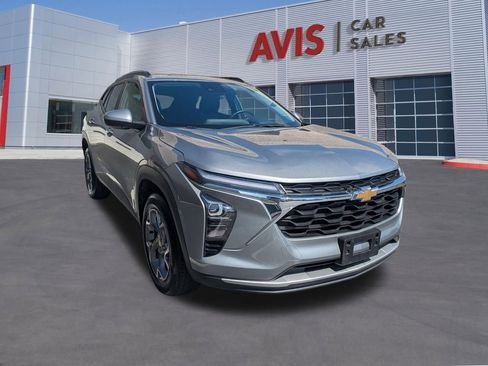 Used 2025 Chevrolet Trax LT w/ LT Convenience Package FWD image 3