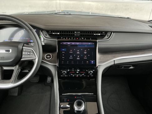 Used 2023 Jeep Grand Cherokee Limited image 9