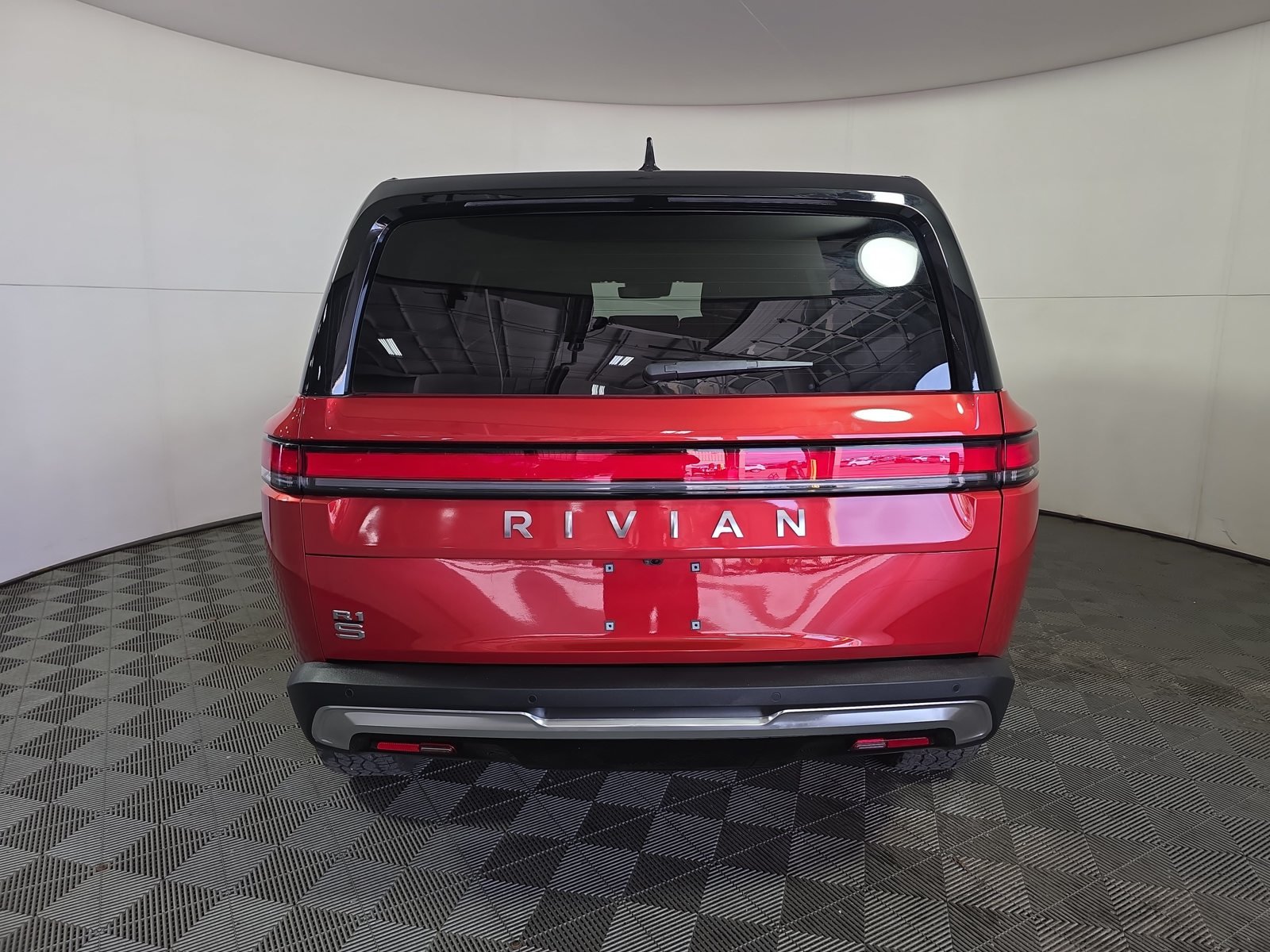Used 2025 Rivian R1S Adventure Dual AWD/4WD image 4