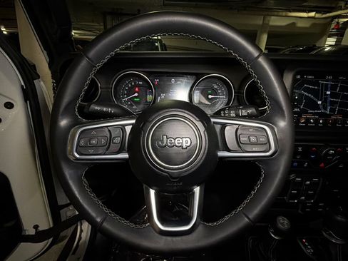 Used 2022 Jeep Wrangler Unlimited Sahara AWD/4WD image 27