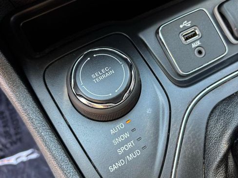 Used 2019 Jeep Cherokee Latitude w/ Popular Appearance Group AWD/4WD image 16