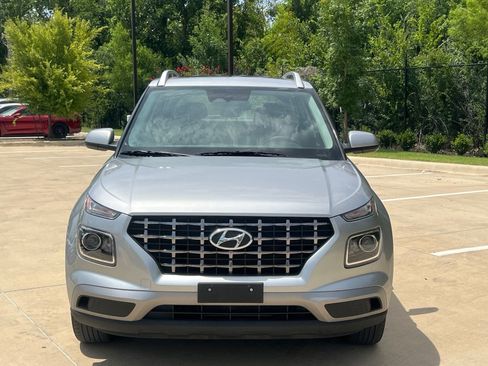 Used 2025 Hyundai Venue SEL FWD image 2