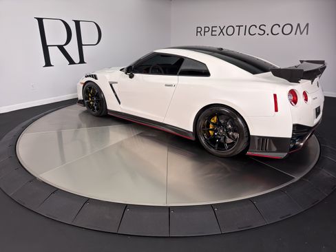 Used 2021 Nissan GT-R NISMO AWD/4WD image 7