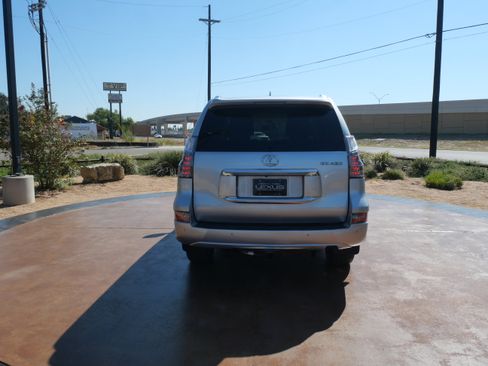 Used 2017 Lexus GX 460 Luxury image 3